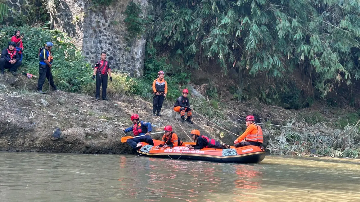 Proses pencarian seorang ASN Kota Bogor yang diduga terjatuh ke aliran Sungai Cisadane. (Foto : Fauzan/Radar Bogor)