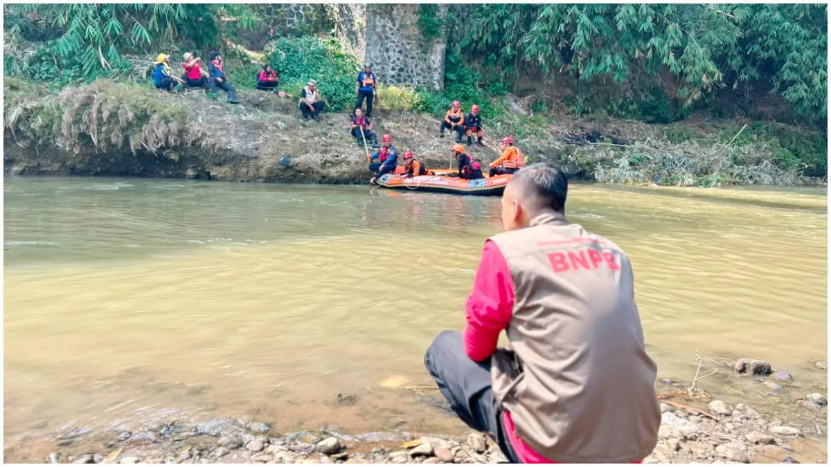 Proses pencarian seorang ASN yang diduga terjatuh ke aliran Sungai Cisadane Kota Bogor. (Foto : Fauzan/Radar Bogor)