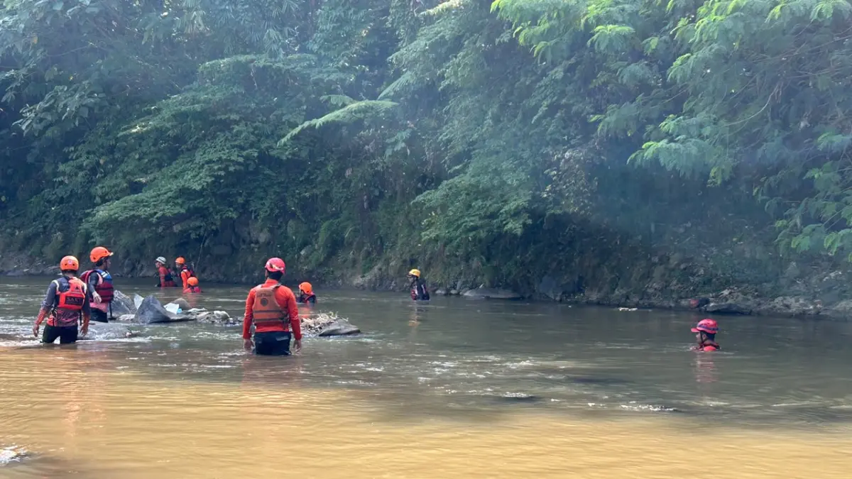 Proses pencarian seorang ASN yang diduga terjatuh ke aliran Sungai Cisadane Kota Bogor. (Foto : Fauzan/Radar Bogor)
