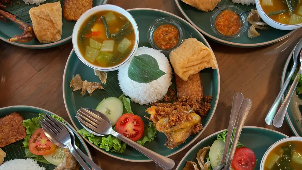 Salah satu makanan sunda khas dan favorite di Resto Lesung Mas, Bogor. Foto: Instagram