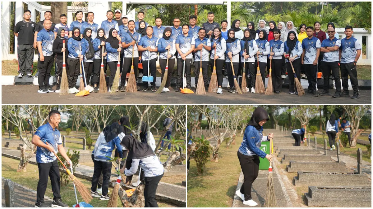Sejumlah pegawai Lapas Kelas IIA Cibinong saat bersih-bersih di Taman Makam Pahlawan Pondok Rajeg. (Foto : Lapas Cibinong)