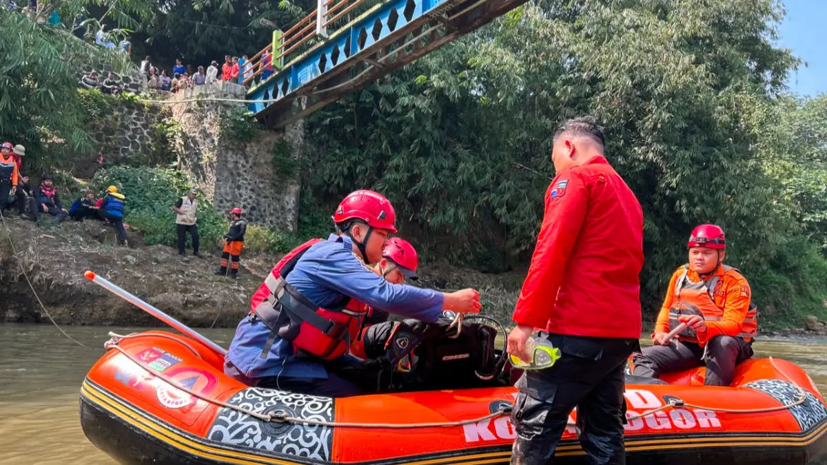 Tim SAR saat melakukan upaya pencarian terhadap ASN yang diduga terjatuh ke aliran Sungai Cisadane di wilayah Bogor Selatan, Kota Bogor. (Fauzan/Radar Bogor)