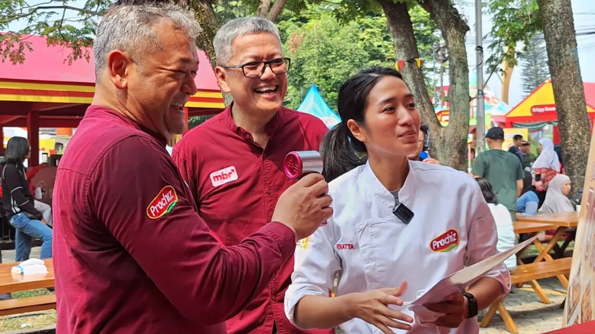 Brand Ambassador Prochiz Chef Renatta Moeloek mencicipi kuliner di salah satu stan Festival KreaChiz 2026 di Botani Square Mal, Kota Bogor. (Dede/Radar Bogor)