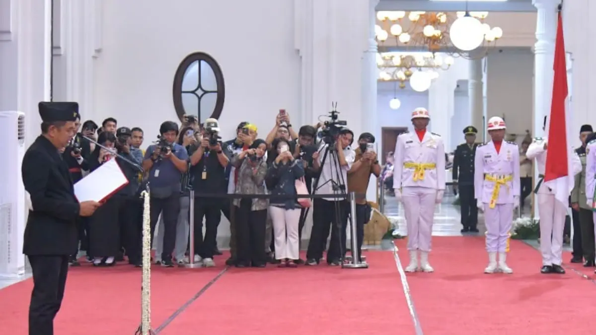Gubernur Jawa Barat Dedi Mulyadi mengukuhkan 51 anggota Pasukan Pengibar Bendera Pusaka (Paskibraka) tingkat Provinsi Jawa Barat Tahun 2026 di Bale Gemah Ripah, Gedung Sate, Kota Bandung. (Dok. Pemrov Jabar)