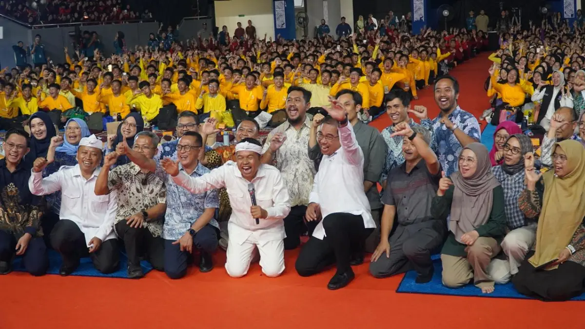 Gubernur Jawa Barat Dedi Mulyadi saat hadir pada orientasi mahasiswa Sekolah Vokasi IPB University. (Dok. Panitia)
