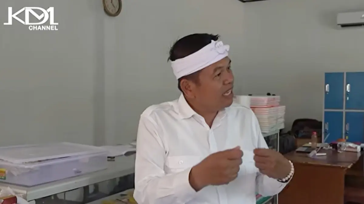 Gubernur Jawa Barat Dedi Mulyadi saat menyambangi koperasi sekolah SMAN 2 Cikarang, Kabupaten Bekasi, Jawa Barat. (YouTube Kang Dedi Mulyadi Channel)