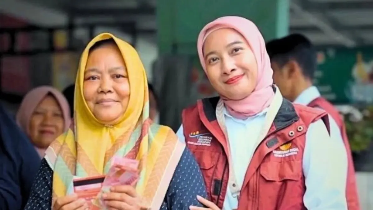 Ilustrasi penyaluran bansos PKH BPNT kepada KPM (Instagram @kemensosri)