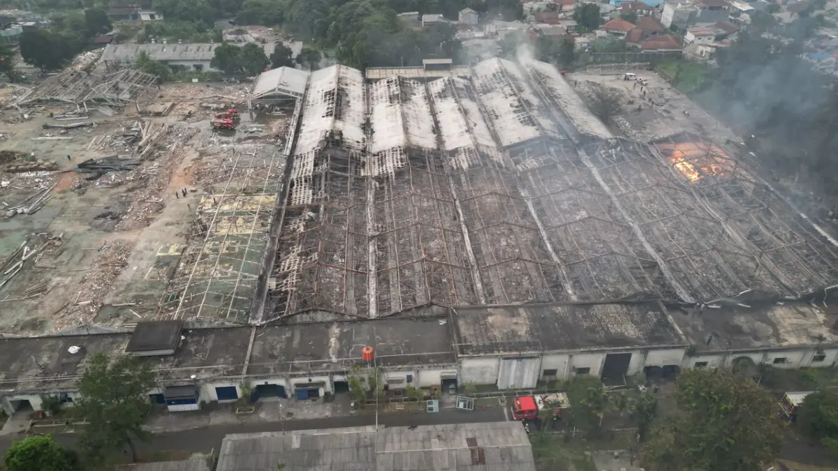 Kebakaran hebat melanda gudang eks pabrik tekstil Unitex di kawasan Tajur, Kota Bogor. (Aziz/Radar Bogor)