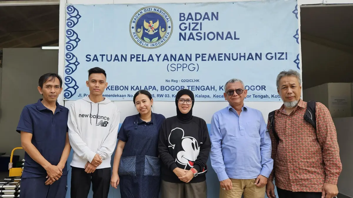 Kepala SPPG Kebon Kelapa 01 Kota Bogor, menerima penghargaan sebagai salah satu Kepala SPPG Teladan 2026.