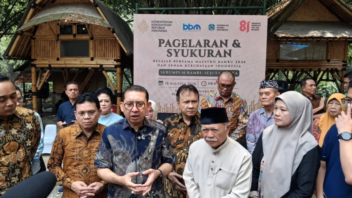 Menteri Kebudayaan RI Fadli Zon meresmikan Saung Ranggon Hasil Karya Peserta BBM Kriya Bambu 2026 di Cibinong, Kabupaten Bogor, Sabtu, 15 Agustus 2026. (Muhammad Ali/Radar Bogor)