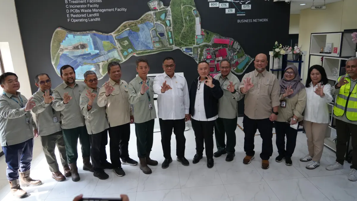 Menteri Lingkungan Hidup (LH) Jumhur Hidayat saat meninjau fasilitas pengelolaan limbah PT Prasadha Pamunah Limbah Industri (PPLI). 