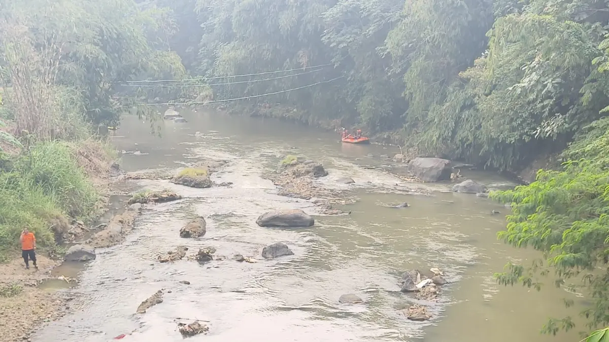 Operasi pencarian Bayu, ASN Pemkot Bogor yang dilaporkan hilang di aliran Sungai Cisadane memasuki hari ketiga. (Fikri/Radar Bogor)