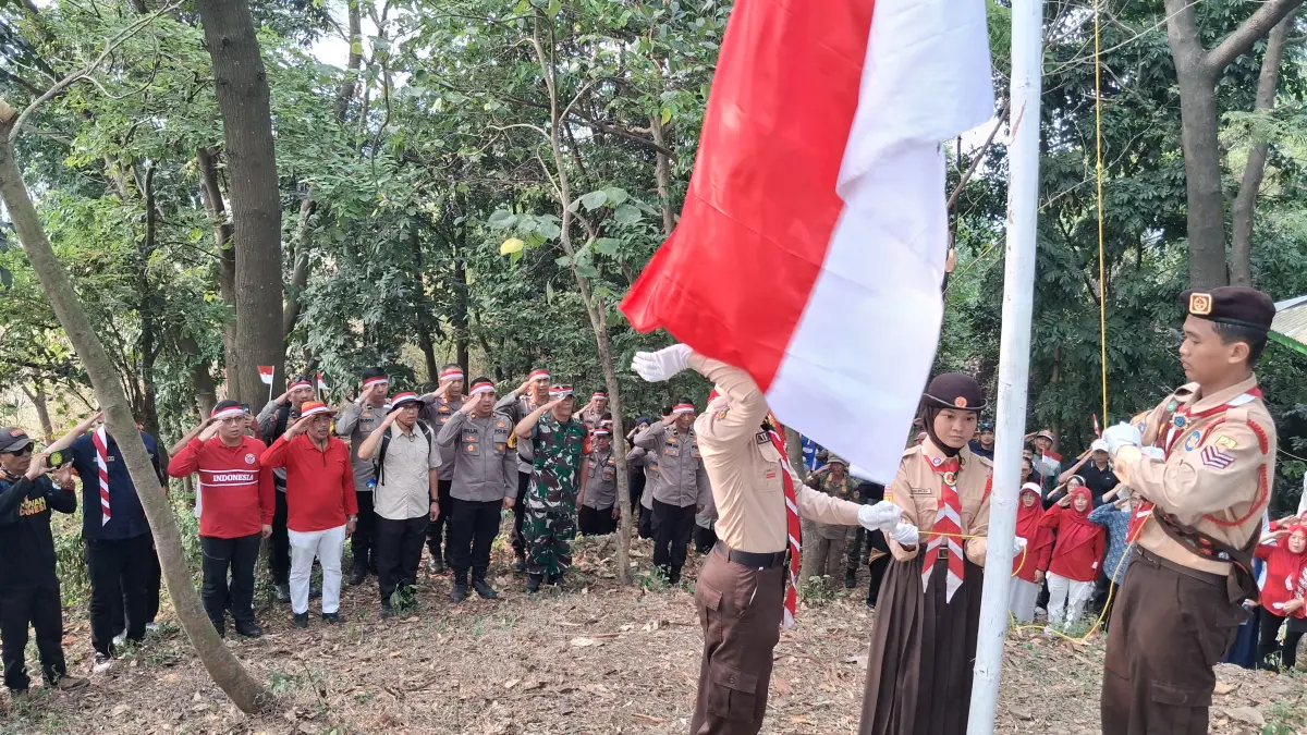 Pengibaran bendera merah putih di Puncak Gunung Putri, Kecamatan Gunung Putri, Kabupaten Bogor, Sabtu 15 Agustus 2026. (Foto: Muhammad Ali/Radar Bogor)