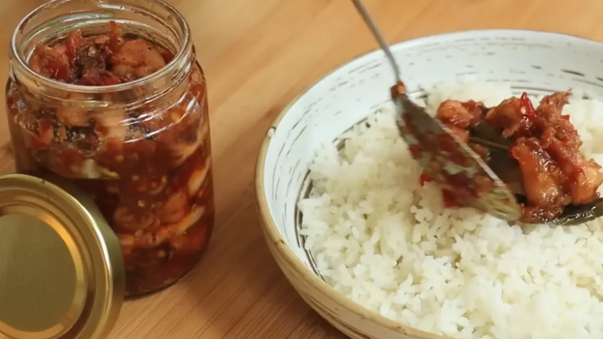 Sambal cumi asin dan nasi putih (YouTube Devina Hermawan)