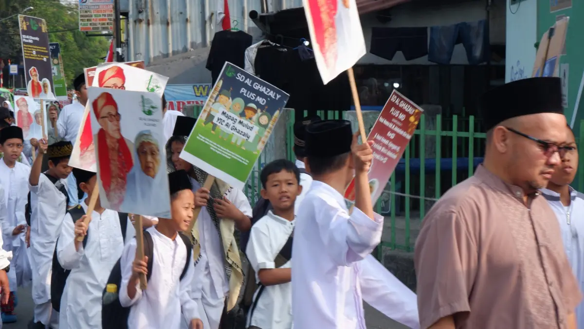 Siswa Yayasan Islamic Centre (YIC) Al-Ghazaly mengikuti kegiatan Mapag Mulud Nabi Muhammad SAW dan ziarah makam Abdullah bin Nuh. (Foto: Panitia for Radar Bogor)