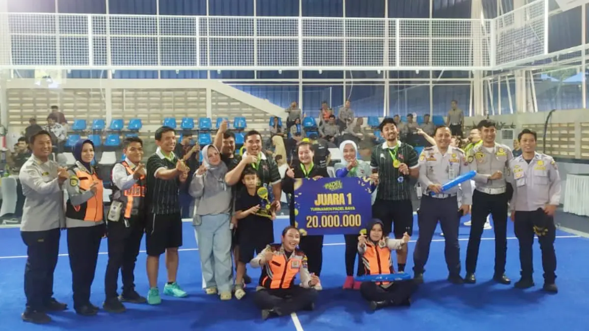 Tim Pemkot Bogor menjadi juara pertama Turnamen Padel Raya setelah mengalahkan PT Sarana Multi Infrastruktur dengan skor 6-2 pada partai final di Klub Bogor Raya Padel, Sabtu, 15 Agustus 2026. (Dede/Radar Bogor)