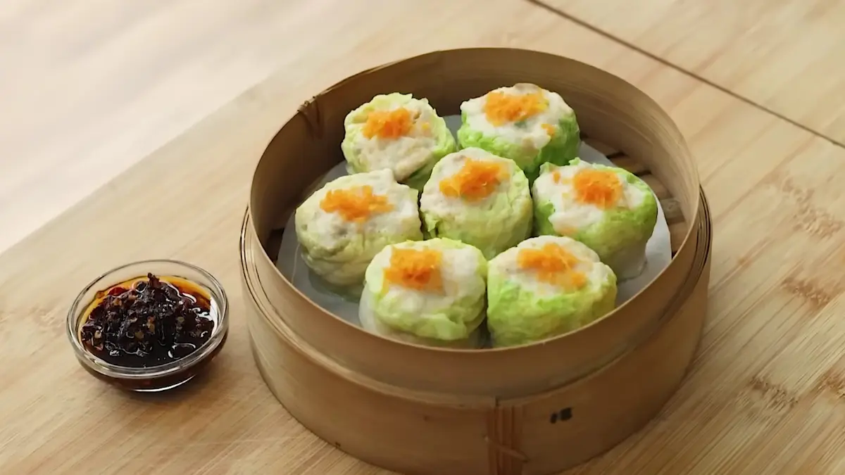 Dimsum Dada Ayam Bungkus Sawi (YouTube Devina Hermawan)