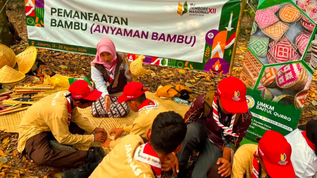 Melatih para peserta Jambore Nasional menganyam bambu Parung Panjang, Bogor.