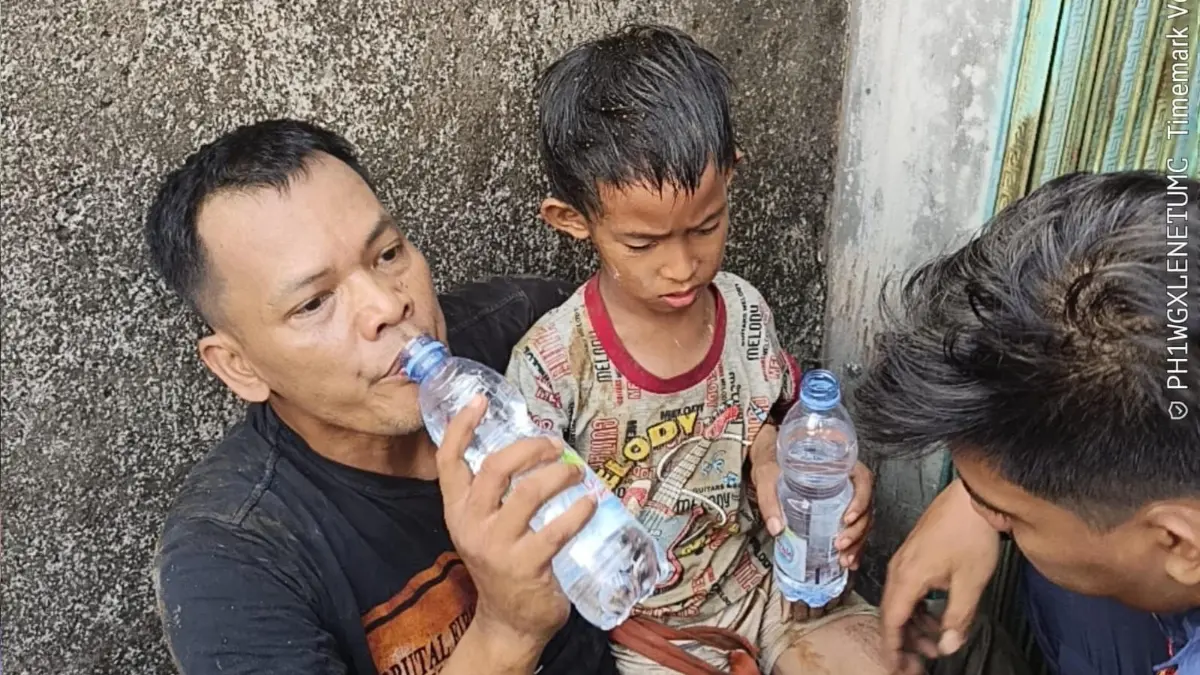 Petugas Disdamkarmat saat berhasil mengevakuasi bocah berusia 9 tahun di Ciomas, Kabupaten Bogor. Foto : Disdamkarmat for Radar Bogor.