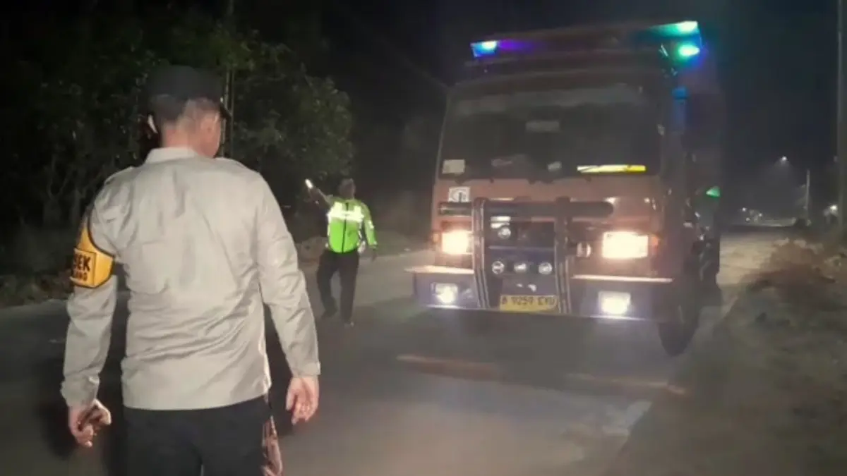 Petugas hentikan truk tambang di Parung Panjang Bogor nekat melintas.  (Nasir/ Radar Bogor)