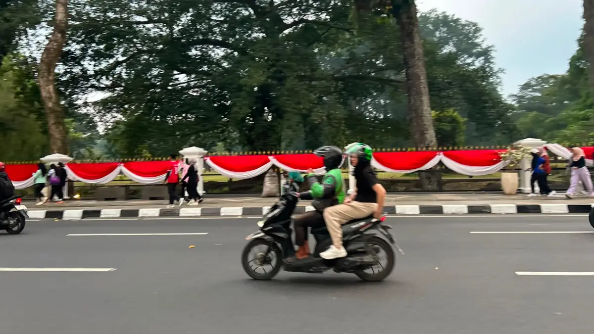 Sejumlah driver ojol yang tengah melintas di Jalan Djuanda, Kota Bogor. Foto: Fauzan/Radar Bogor