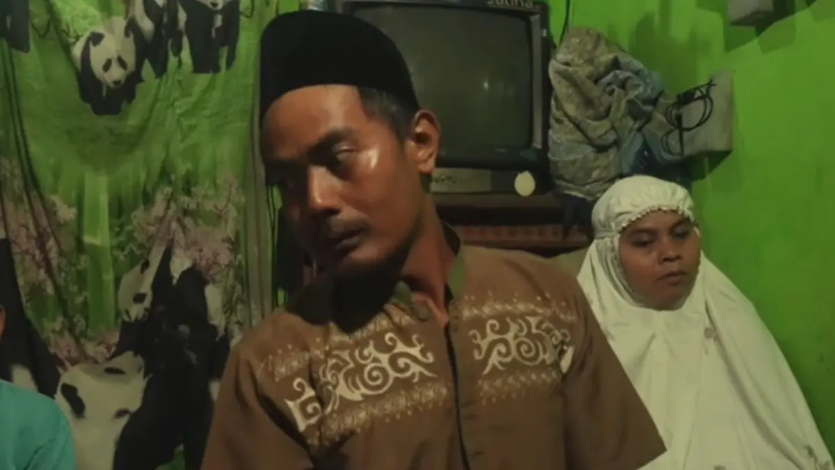 Susanah (kanan) warga Cileungsi, Kabupaten Bogor saat salat bersama keluarganya. (Badan Komunikasi Pemerintah RI)