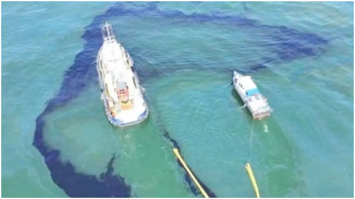 Tumpahan minyak dari kapal tanker yang kandas sejak akhir Juni di lepas pantai Oman kini telah mencapai garis pantai. (Foto : European Union/Copernicus Sentinel-3 via Reuters)