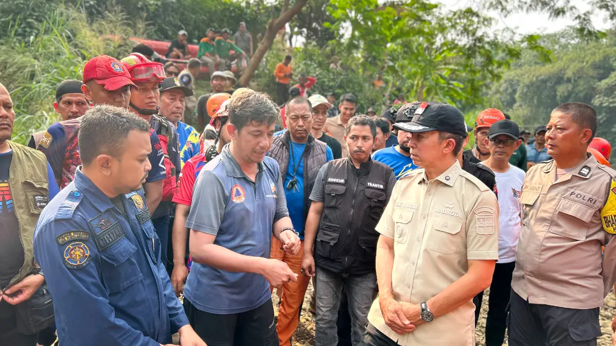 Wali Kota Bogor, Dedie Rachim saat memantau langsung pencarian ASN diduga hilang di Sungai Cisadane. Foto: Fauzan/Radar Bogor