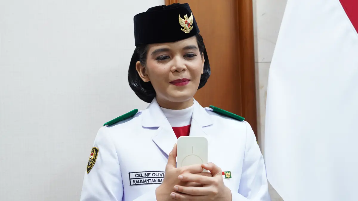 Celine Olivia siswa SMK Negeri 5 Pontianak pembawa baki merah putih pada HUT ke-81 RI di Istana Merdeka, Senin, 17 Agustus 2026. (Badan Komunikasi Pemerintah/Bakom RI)