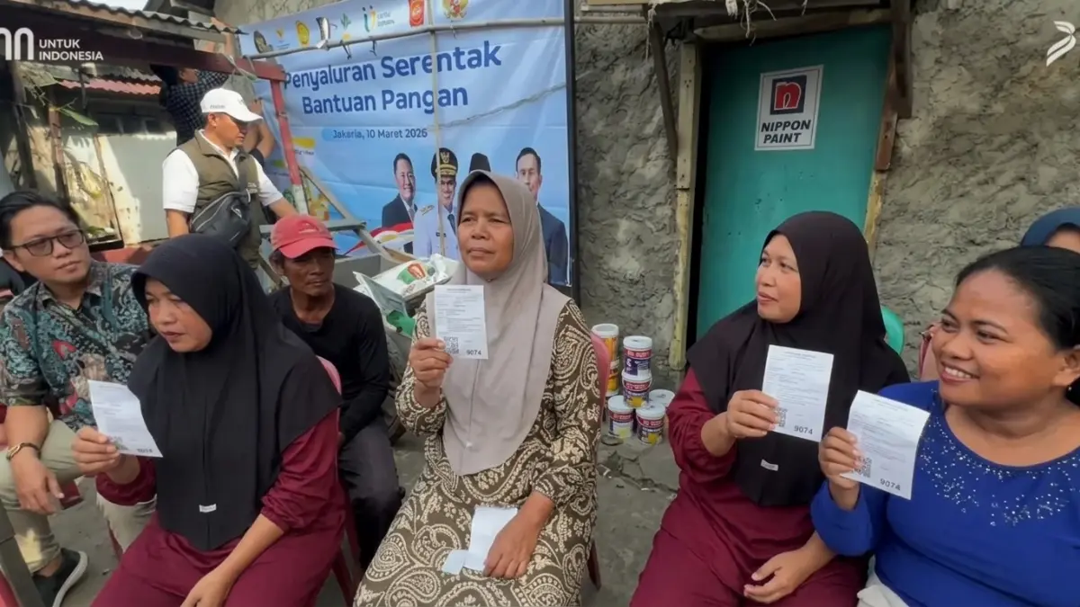 Ilustrasi KPM yang sudah menerima surat undangan pengambilan bansos beras 30 kg (YouTube TV Bulog/Diolah dengan Gemini AI)