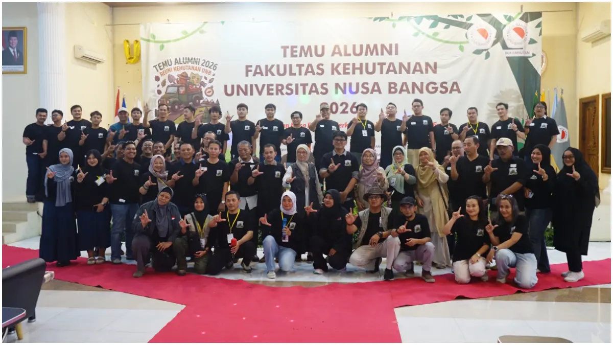 Para alumni Fahutan UNB Bogor foto bersama pada kegiatan Temu Alumni di Auditorium UNB.