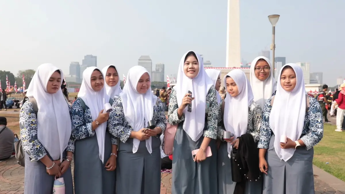 Para pelajar saat hadir di kawasan Monas, Jakarta pada momen HUT ke-81 RI. (Badan Komunikasi Pemerintah/Bakom RI)