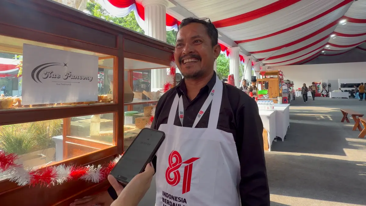 Pedagang kue pancong Iwan Setiawan salah satu pelaku UMKM mendapat undangan Presiden RI Prabowo Subianto pada HUT ke-81 RI di Kompleks Istana Kepresidenan, Jakarta, Senin, 17 Agustus 2026. (Dok. Badan Komunikasi Pemerintah/Bakom)