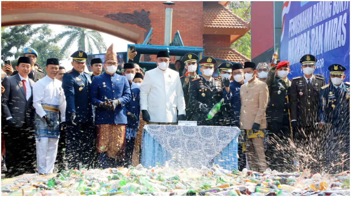 Pemusnahan narkoba dan miras oleh Polres Bogor di kawasan Alun-Alun Tegar Beriman, Cibinong, Kabupaten Bogor.Senin 17 Agustus 2026. (Foto : Hendi Novian / Radar Bogor)