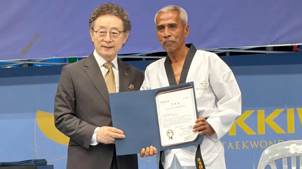 Salah satu guru Taekwondo Kota Bogor, Master Agus Kuswantoro (kanan)  terpilih sebagai yang terbaik dalam International Taekwondo Master Qualification Course 2026 di Korea Selatan. (Dok. Pengcab TI Kota Bogor)