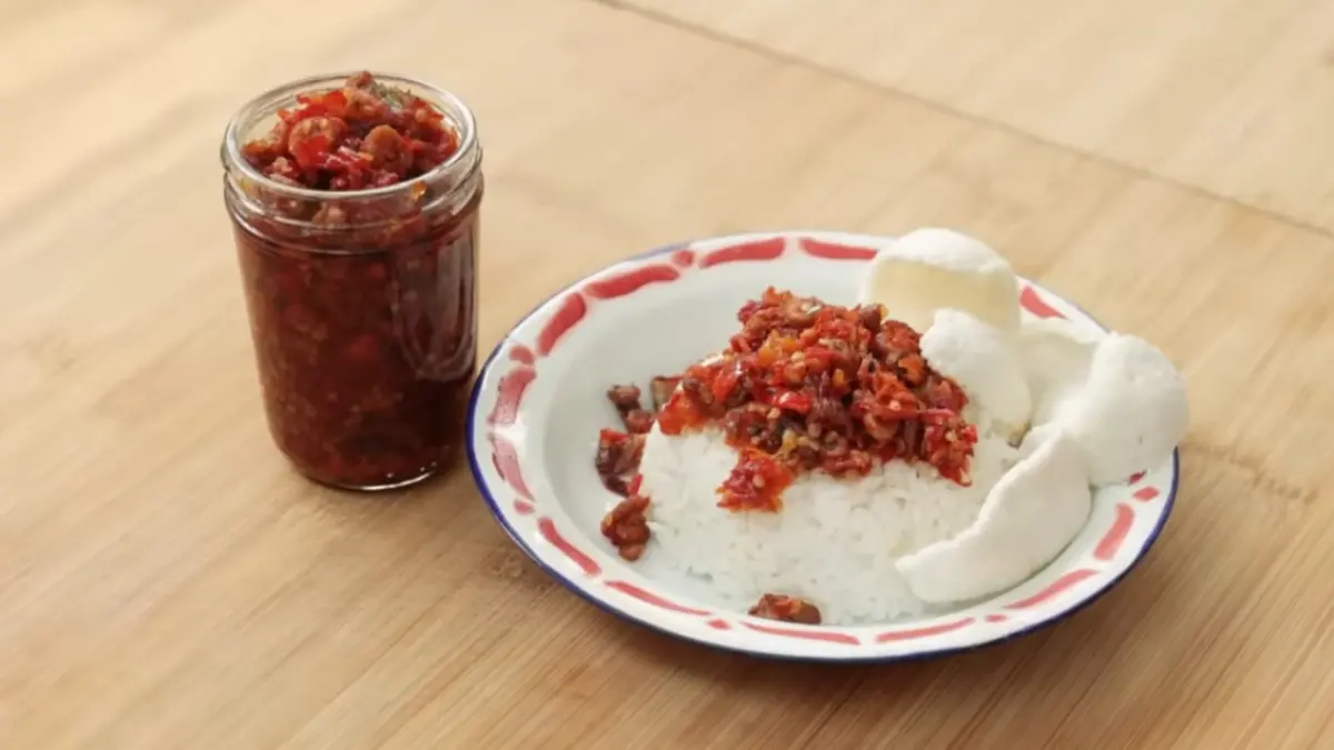 Sambal cumi asin dan nasi putih (YouTube Devina Hermawan)
