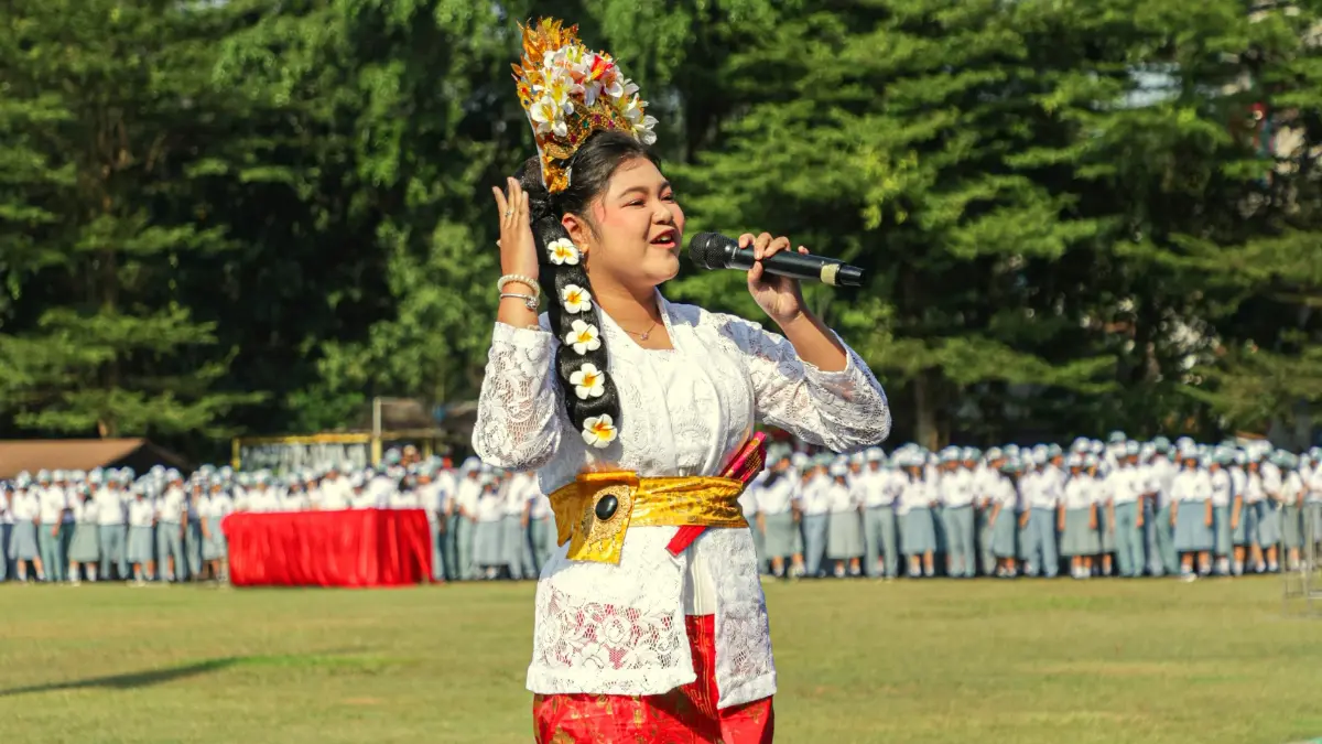 Siswi SMPN 1 Bogor, Sandrica Elana Mazea melantunkan lagu Serbukatif di Lapangan Sempur, Kota Bogor, Senin (17/8/2026). (Diskominfo)