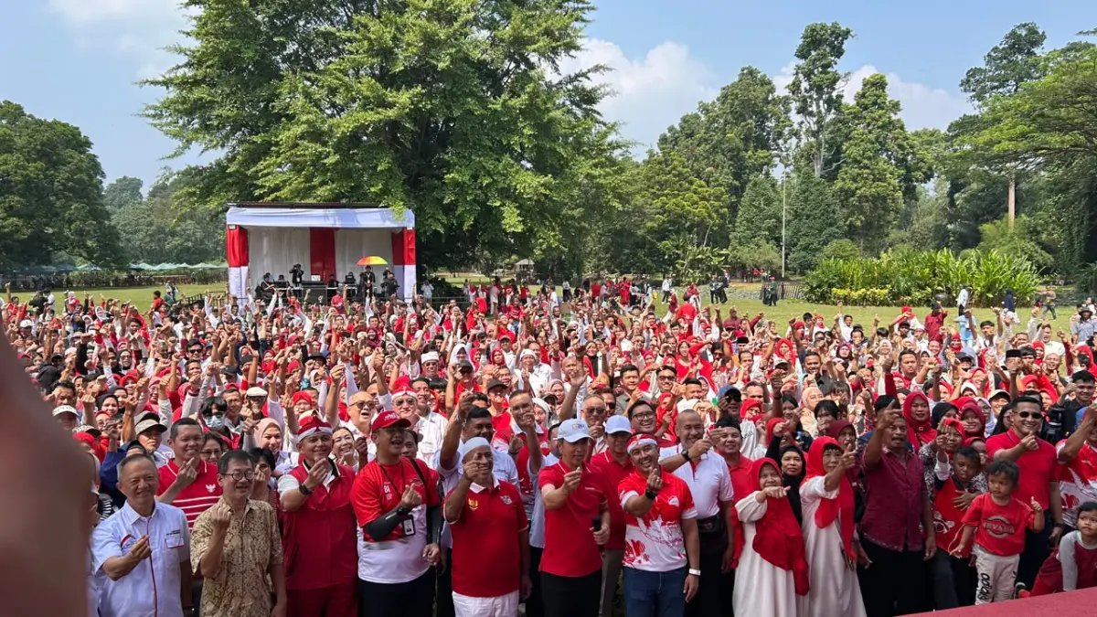 Wali Kota Bogor Dedie Rachim bersama warganya pada event Jamuan Rakyat di Istana Bogor. (Foto : Fauzan/Radar Bogor)