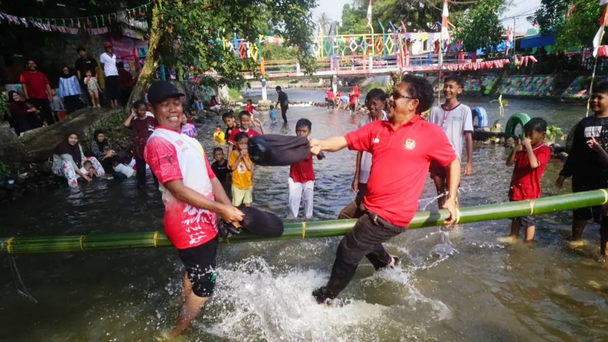 Warga saat mengikuti lomba gebuk bantal di aliran Sungai Kalibaru Kampung Warna Warni Kelurahan Katulampa, Kecamatan Bogor Timur, Kota Bogor, Senin, 17 Agustus 2026. (Sofiansyah/Radar Bogor)