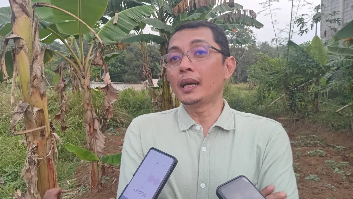 Anggota Komisi II DPRD Kota Bogor Wisnu Ardiansyah saat menyampaikan keterangan kepada wartawan. (Fikri/Radar Bogor)