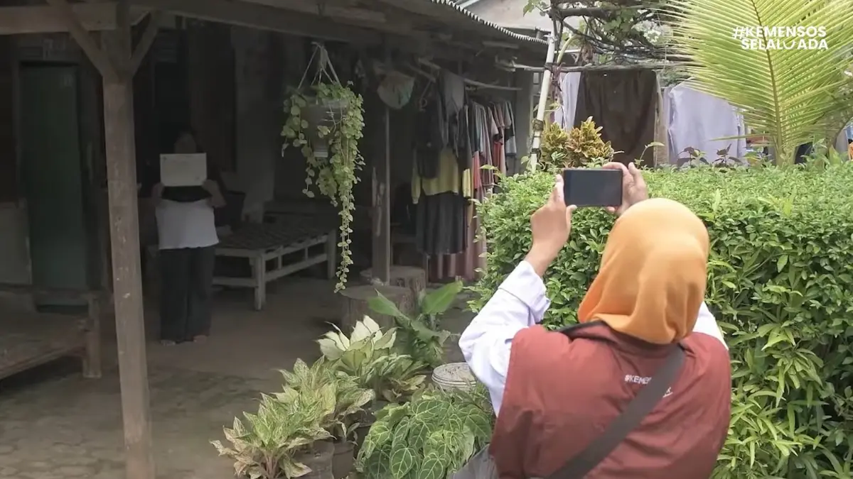Ilustrasi KPM bansos dengan desil rendah bersama pendamping sosial. (Youtube Kemensos RI)
