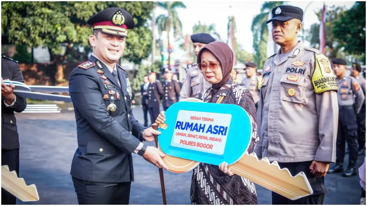Kapolres Bogor, AKBP Wikha Ardilestanto saat menyerahkan kunci Rumah Asri kepada warga penerima manfaat pada peringatan HUT RI ke-81 RI. (Foto : Polres Bogor)
