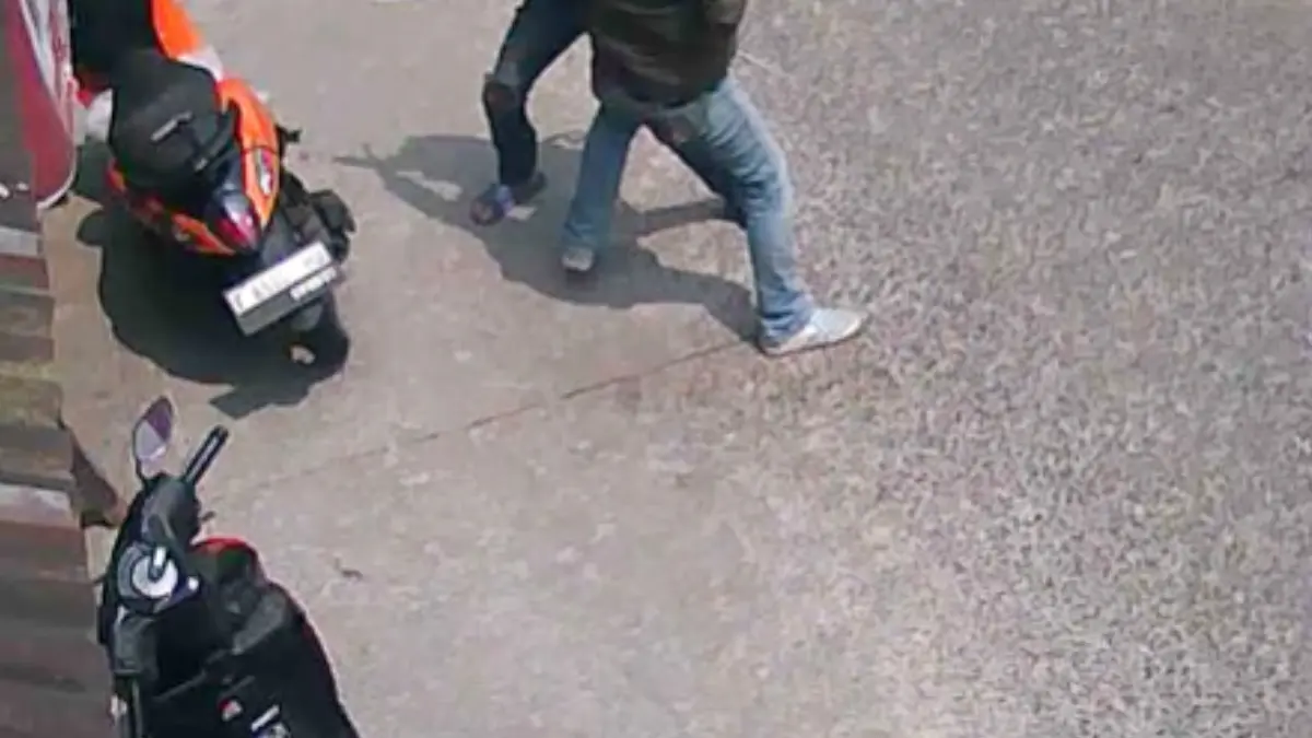 Kurir ekspedisi menjadi korban penganiayaan di Tugu Selatan, Cisarua, Kabupaten Bogor. (Tangkapan layar CCTV)
