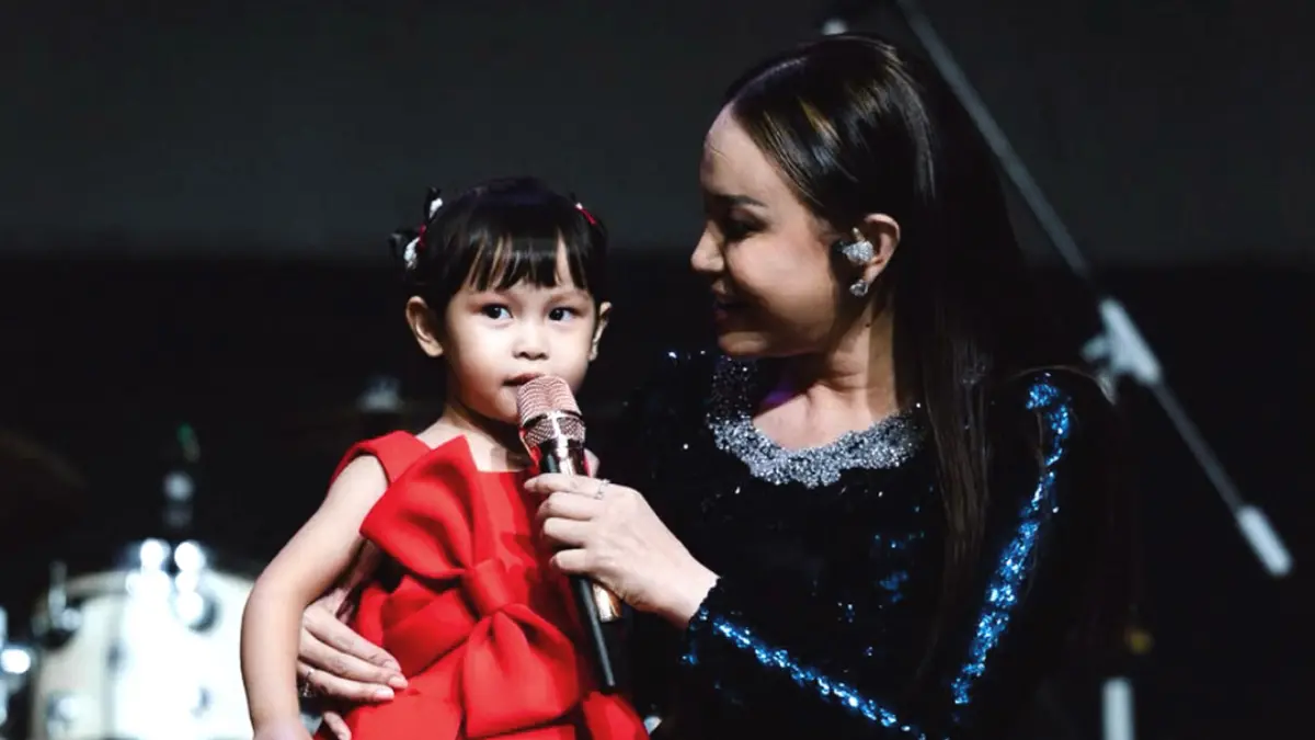 Penyanyi Rossa membawa anaknya ke atas panggung. Foto: Instagram