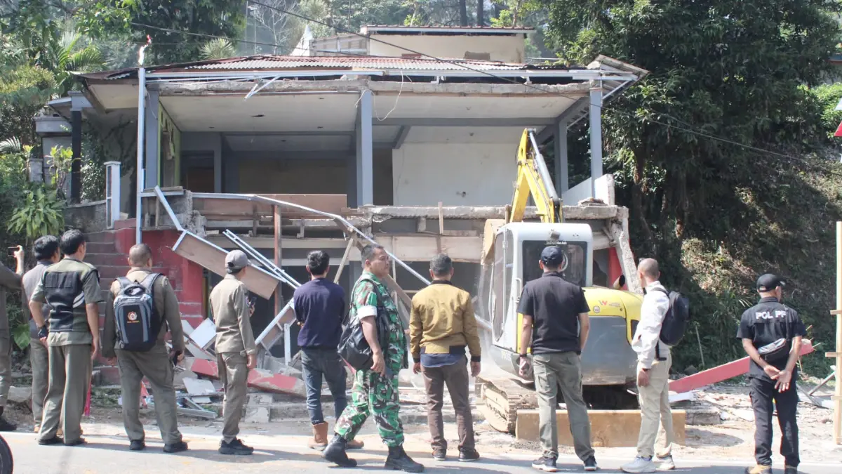 Petugas gabungan saat membongkar rumah dua lantai di Kampung Naringgul, Desa Tugu Selatan, Cisarua, Kabupaten Bogor, Selasa, 18 Agustus 2026. (Dok. Satpol PP)