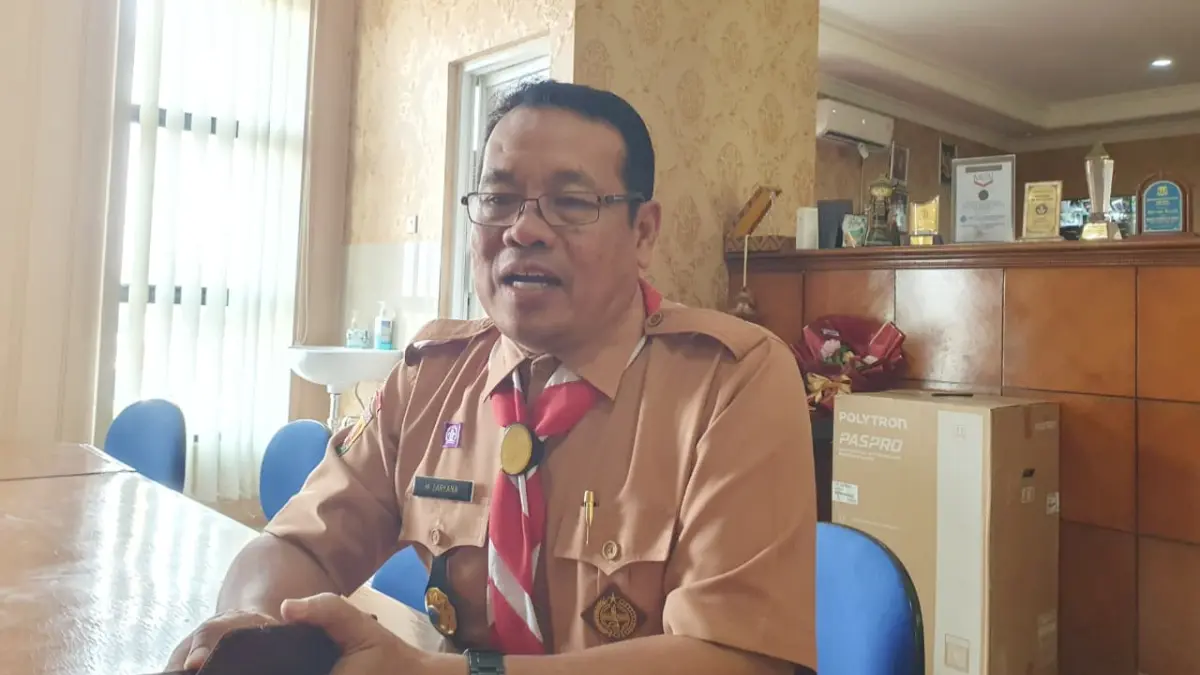 Plt Kepala SMPN 1 Citeureup Bogor M Taryana saat menyampaikan keterangan. (Billy/Radar Bogor) 
