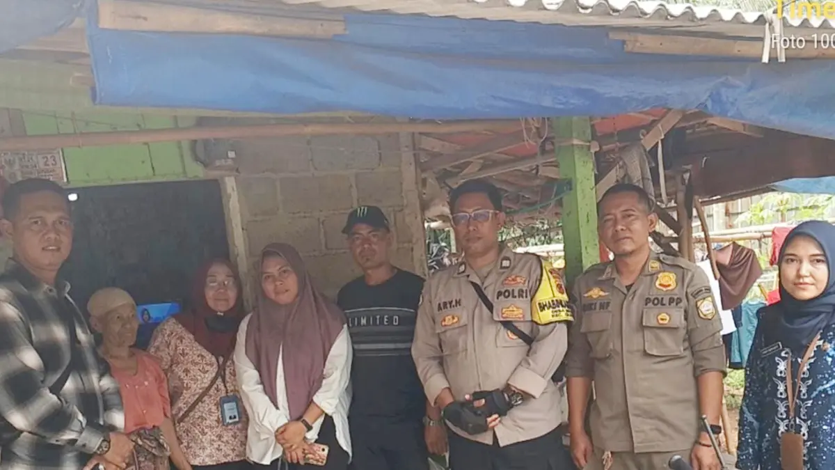 Polsek Cileungsi saat mengantar Nurhasanah pulang ke rumahnya di Kampung Ciuncal, Desa Situsari, Kecamatan Cileungsi, Kabupaten Bogor, Selasa, 18 Agustus 2026. (Dok. Polsek Cileungsi)