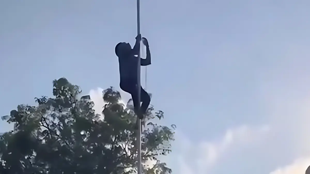 Seorang PPPK, Syaiful nekat memanjat tiang saat tali bendera putus di Pamekasan, Senin 17 Agustus 2026.