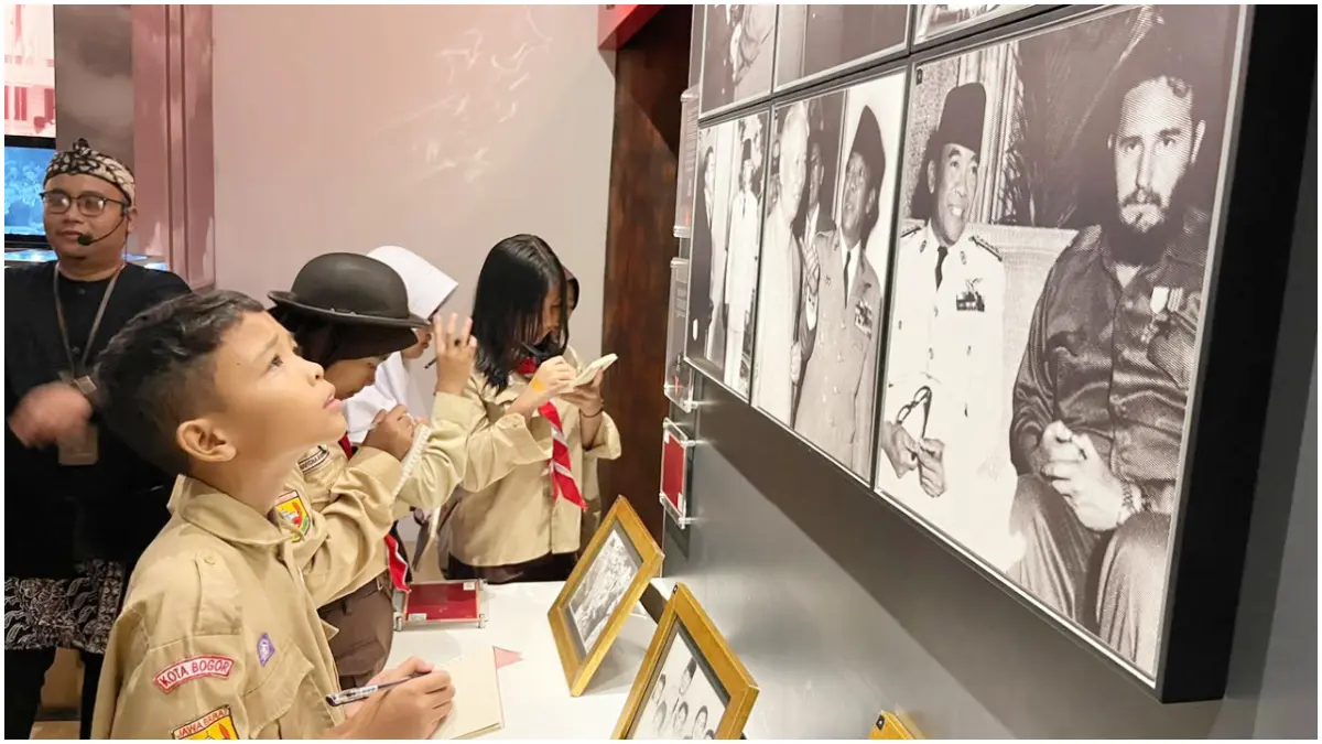 Siswa tengah mencatat dan mendengarkan informasi yang disampaikan saat berkunjun ke Museum Balaikirti dalam kegiatan Wisata Kebangsaan FMP. (Foto : Aziz/Radar Bogor)