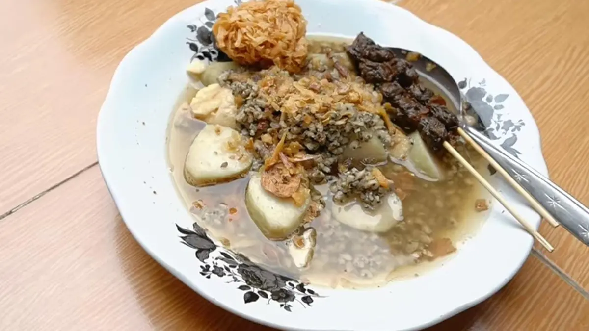 Tampilan lontong balap dari warung Ning Astravio. Foto: kanal Youtube @NexCarlos